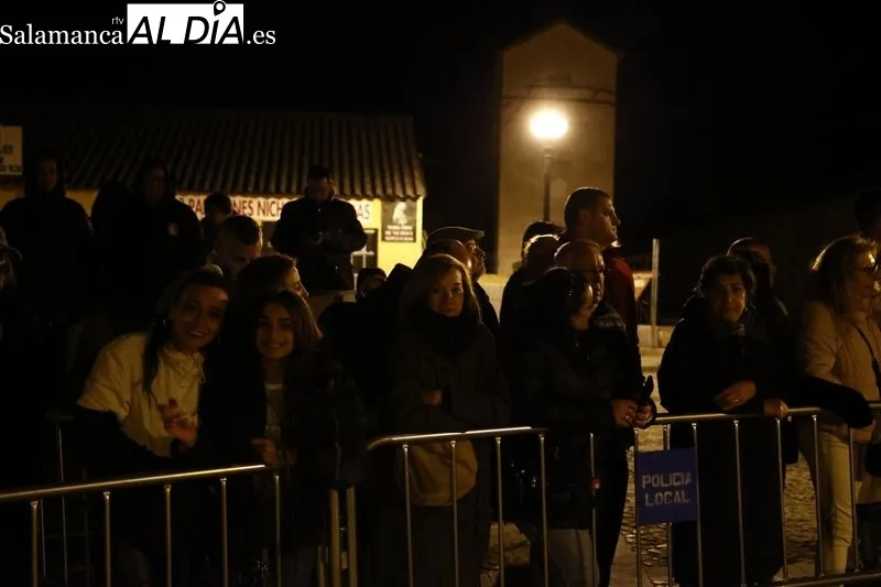 Foto 24 - Silencio y respeto entre los fieles que se dieron cita en el traslado del Cristo de la Liberaci&oacute;n