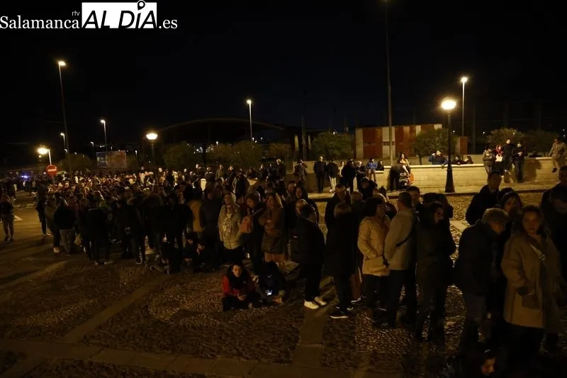 Foto 21 - Silencio y respeto entre los fieles que se dieron cita en el traslado del Cristo de la Liberaci&oacute;n