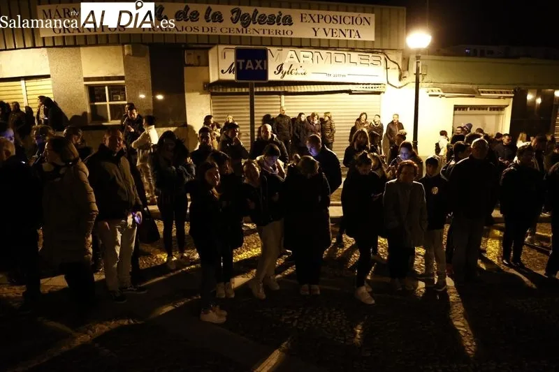 Foto 20 - Silencio y respeto entre los fieles que se dieron cita en el traslado del Cristo de la Liberaci&oacute;n