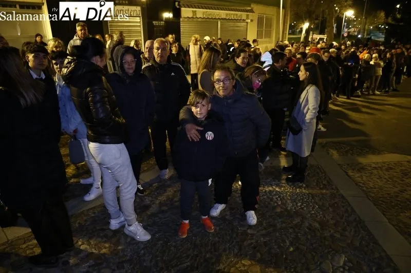 Foto 18 - Silencio y respeto entre los fieles que se dieron cita en el traslado del Cristo de la Liberaci&oacute;n