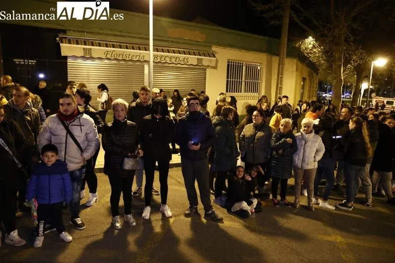 Foto 16 - Silencio y respeto entre los fieles que se dieron cita en el traslado del Cristo de la Liberaci&oacute;n