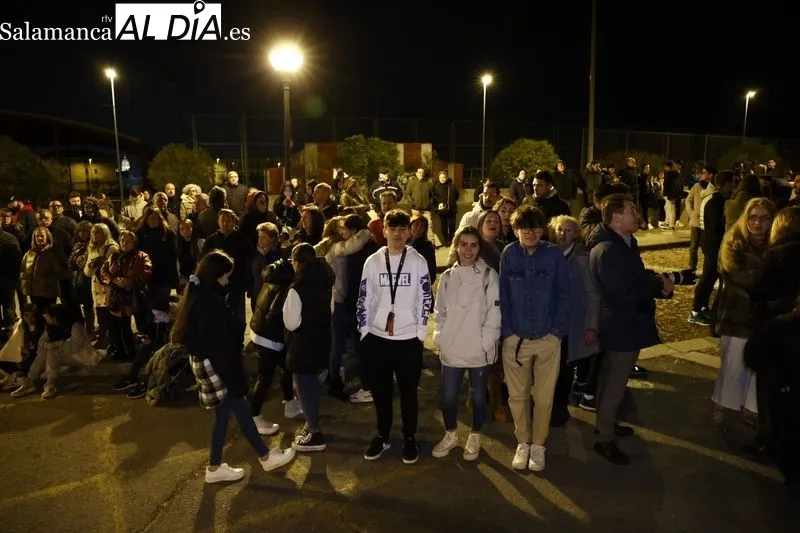 Foto 15 - Silencio y respeto entre los fieles que se dieron cita en el traslado del Cristo de la Liberaci&oacute;n