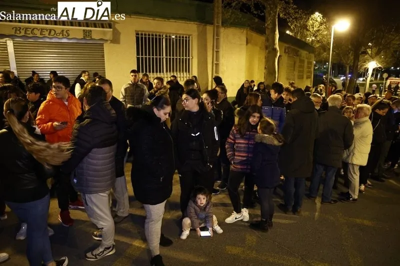 Foto 14 - Silencio y respeto entre los fieles que se dieron cita en el traslado del Cristo de la Liberaci&oacute;n