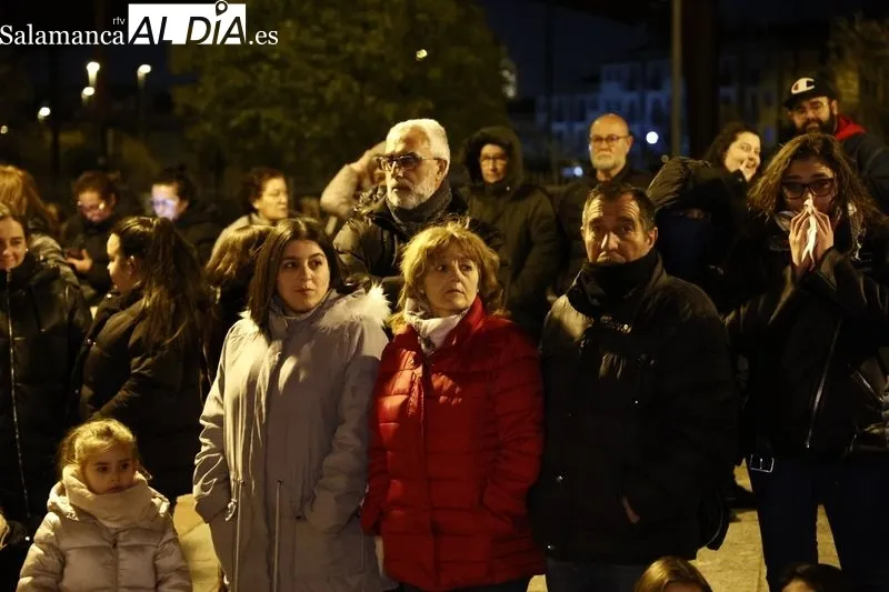 Foto 13 - Silencio y respeto entre los fieles que se dieron cita en el traslado del Cristo de la Liberaci&oacute;n