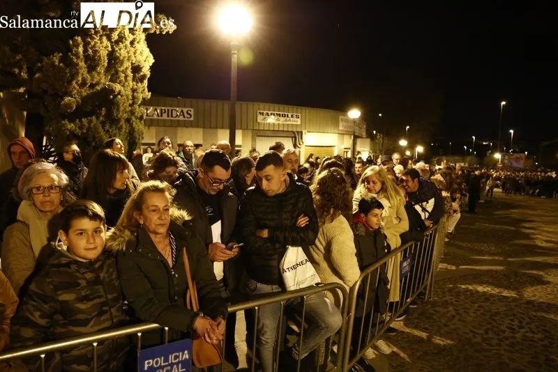 Foto 11 - Silencio y respeto entre los fieles que se dieron cita en el traslado del Cristo de la Liberaci&oacute;n
