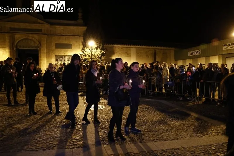 Foto 10 - Silencio y respeto entre los fieles que se dieron cita en el traslado del Cristo de la Liberaci&oacute;n