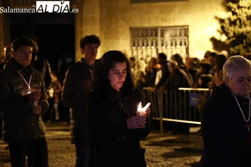 Foto 9 - Silencio y respeto entre los fieles que se dieron cita en el traslado del Cristo de la Liberaci&oacute;n