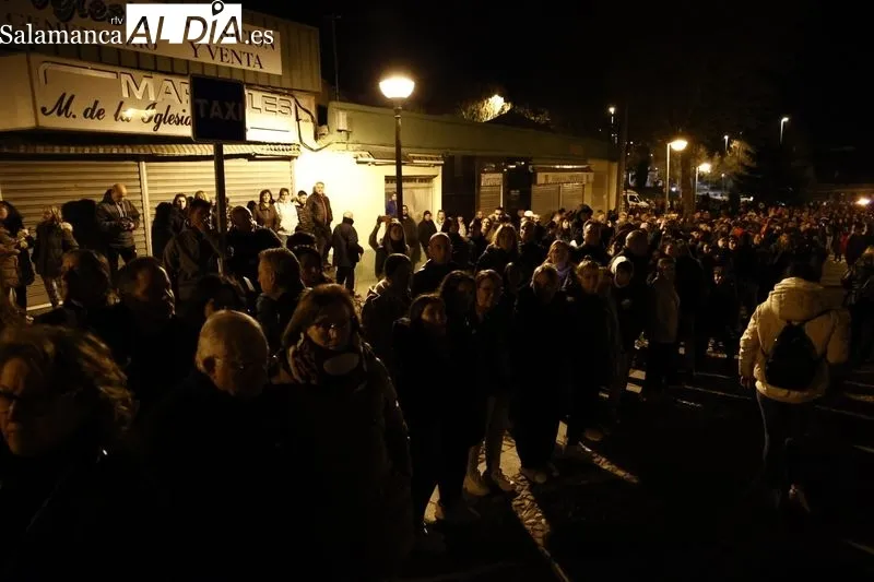Foto 7 - Silencio y respeto entre los fieles que se dieron cita en el traslado del Cristo de la Liberaci&oacute;n