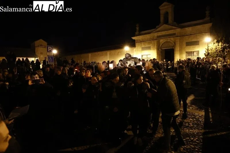 Foto 6 - Silencio y respeto entre los fieles que se dieron cita en el traslado del Cristo de la Liberaci&oacute;n