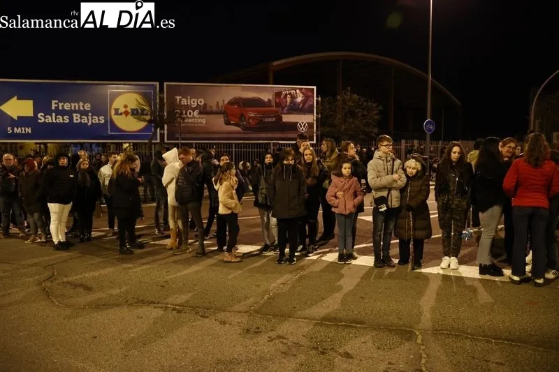 Foto 5 - Silencio y respeto entre los fieles que se dieron cita en el traslado del Cristo de la Liberaci&oacute;n