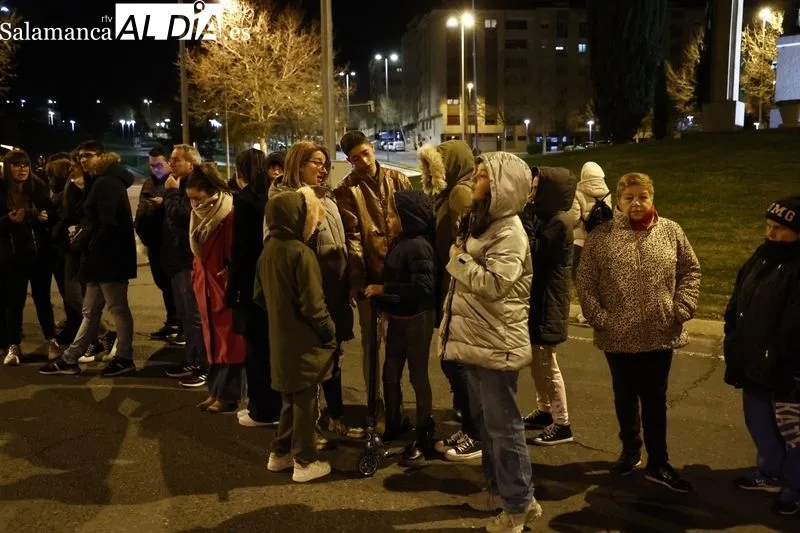 Foto 4 - Silencio y respeto entre los fieles que se dieron cita en el traslado del Cristo de la Liberaci&oacute;n