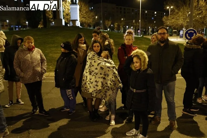 Foto 3 - Silencio y respeto entre los fieles que se dieron cita en el traslado del Cristo de la Liberaci&oacute;n