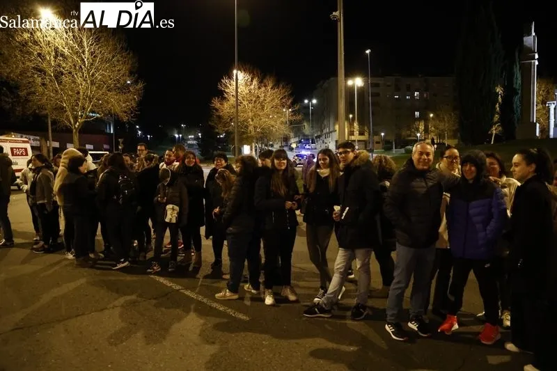 Foto 2 - Silencio y respeto entre los fieles que se dieron cita en el traslado del Cristo de la Liberaci&oacute;n
