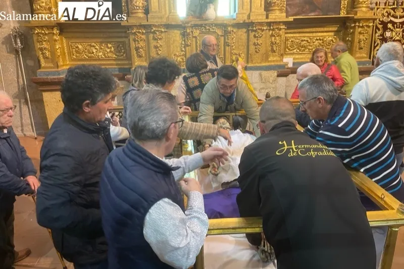 Fieles y cofrades participaban en el tradicional cambio de ropa al Cristo de la Cama en Peñaranda