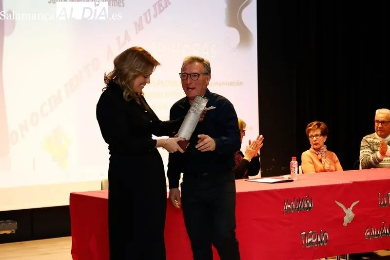 Foto 7 - Mar&iacute;a Fuentes recibe el Premio Tierno Galv&aacute;n y defiende el periodismo cercano a las personas y al territorio