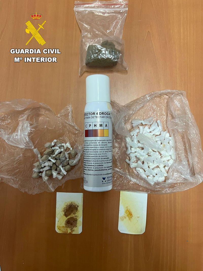 Material intervenido por la Guardia Civil tras este arresto. Foto Guardia Civil