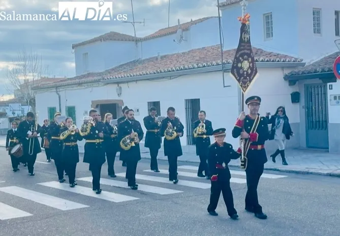 La Banda de Cornetas y Tambores ofrecía un emotivo concierto al Santo Cristo de la Cama 