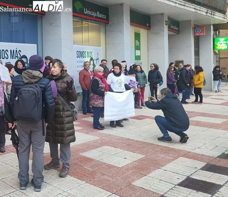 Foto 2 - B&eacute;jar muestra su cara feminista 