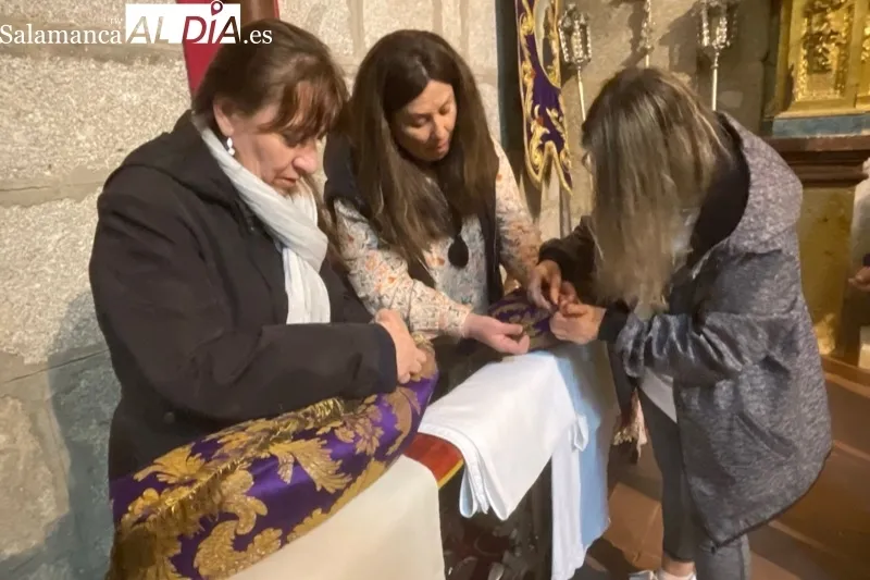 Fieles y cofrades participaban en el tradicional cambio de ropa al Cristo de la Cama en Peñaranda