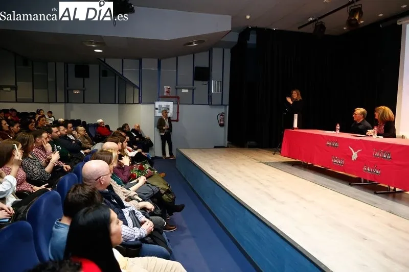 Foto 8 - Mar&iacute;a Fuentes recibe el Premio Tierno Galv&aacute;n y defiende el periodismo cercano a las personas y al territorio