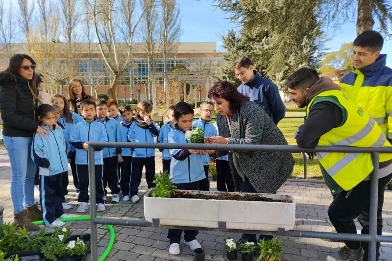 Alumnos de 1º de EP del colegio La Encarnación han plantado flores en el parque Los Jardines