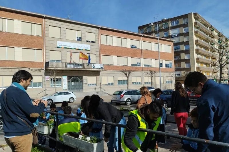Alumnos de 1º de EP del colegio La Encarnación han plantado flores en el parque Los Jardines