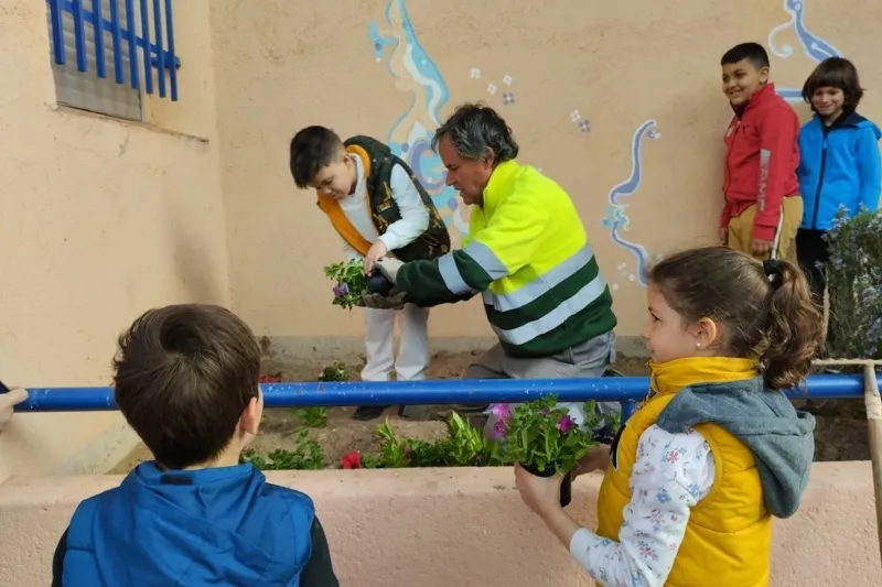 Foto 4 - Los alumnos del CEIP Severiano Montero protagonizan la &uacute;ltima acci&oacute;n del proyecto &lsquo;Plantamos por un futuro mejor&rsquo;