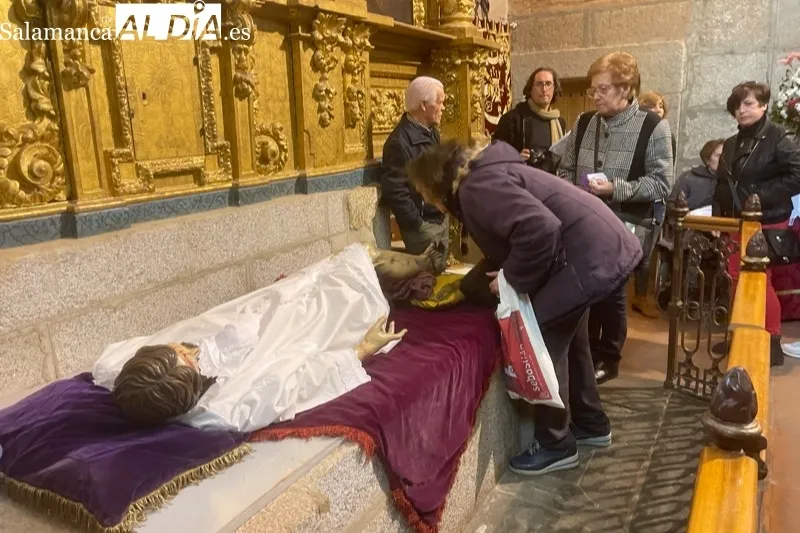 Fieles y cofrades participaban en el tradicional cambio de ropa al Cristo de la Cama en Peñaranda