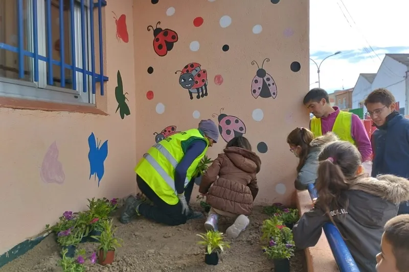 Foto 2 - Los alumnos del CEIP Severiano Montero protagonizan la &uacute;ltima acci&oacute;n del proyecto &lsquo;Plantamos por un futuro mejor&rsquo;