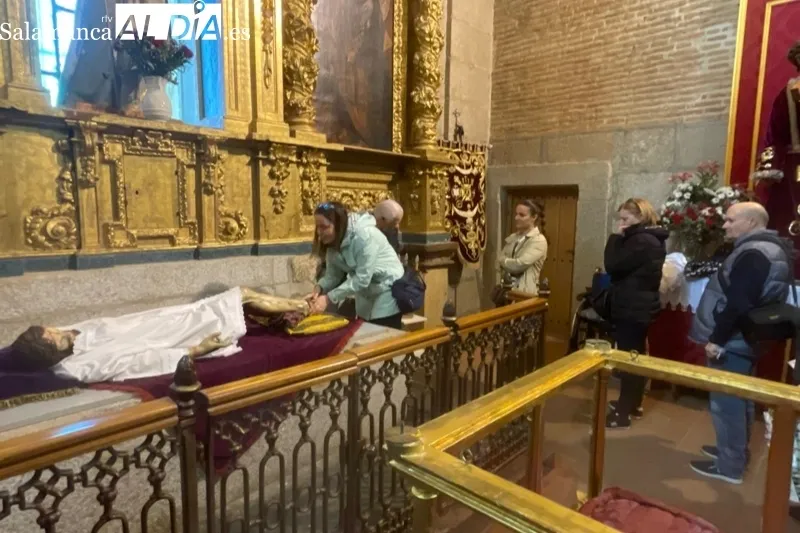 Fieles y cofrades participaban en el tradicional cambio de ropa al Cristo de la Cama en Peñaranda