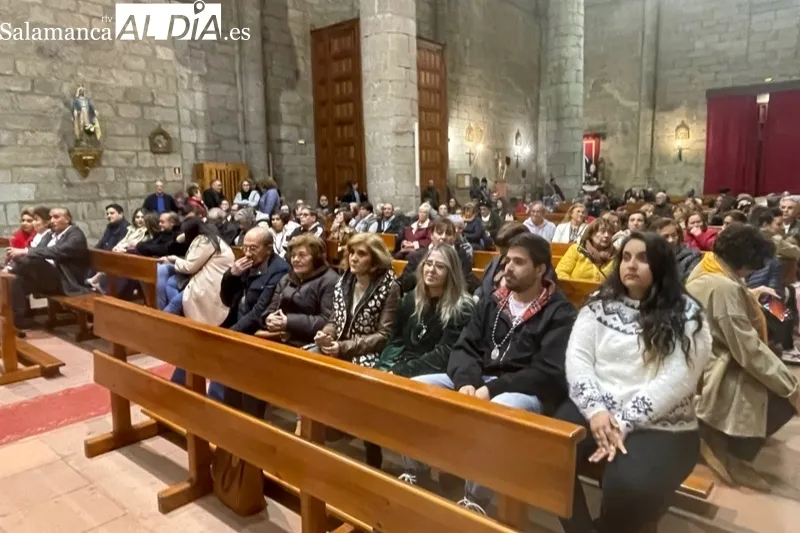 La Banda de Cornetas y Tambores ofrecía un emotivo concierto al Santo Cristo de la Cama 