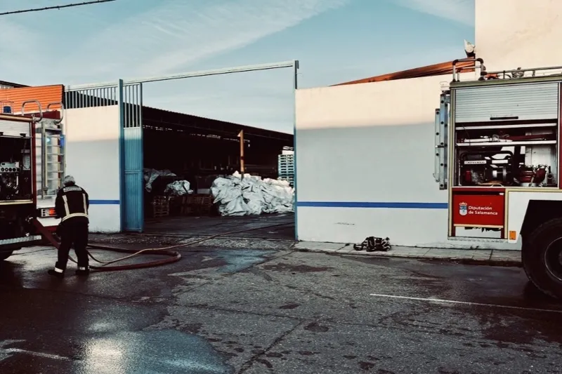 Foto 2 - Extinguido el incendio de una f&aacute;brica de galletas en Pe&ntilde;aranda