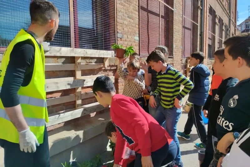Escolares del colegio Miguel de Unamuno participaban en la segunda jornada de plantación