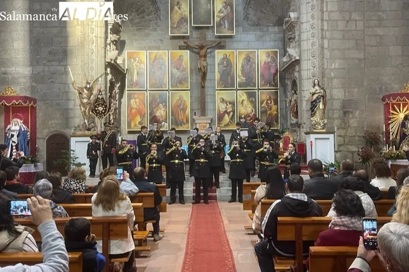 La Banda de Cornetas y Tambores ofrecía un emotivo concierto al Santo Cristo de la Cama 