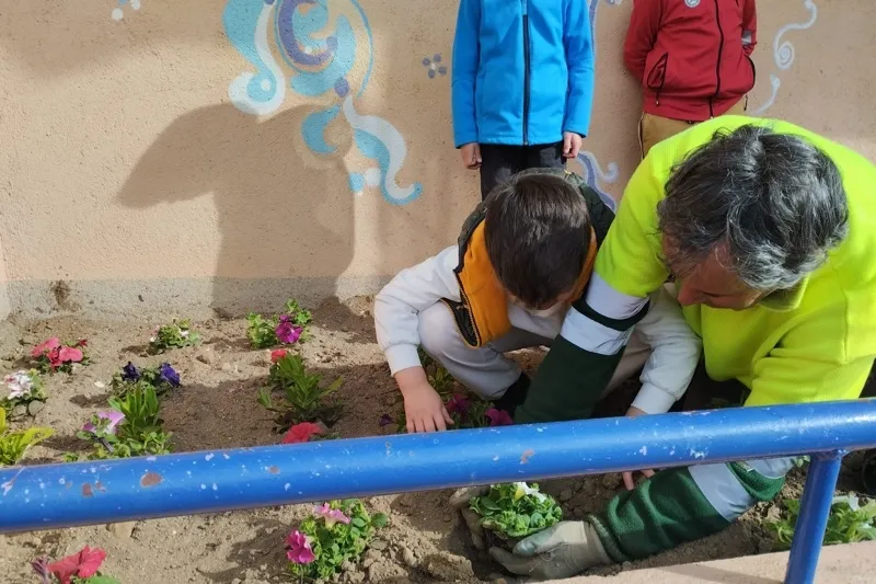 Foto 5 - Los alumnos del CEIP Severiano Montero protagonizan la &uacute;ltima acci&oacute;n del proyecto &lsquo;Plantamos por un futuro mejor&rsquo;