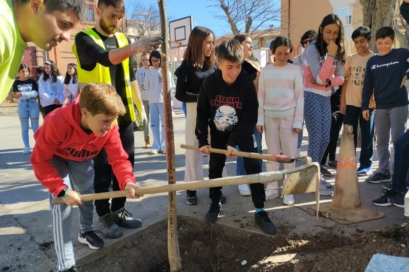 Escolares del colegio Miguel de Unamuno participaban en la segunda jornada de plantación