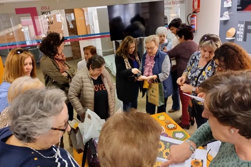El taller de ganchillo del programa Vive vuelve a la Biblioteca