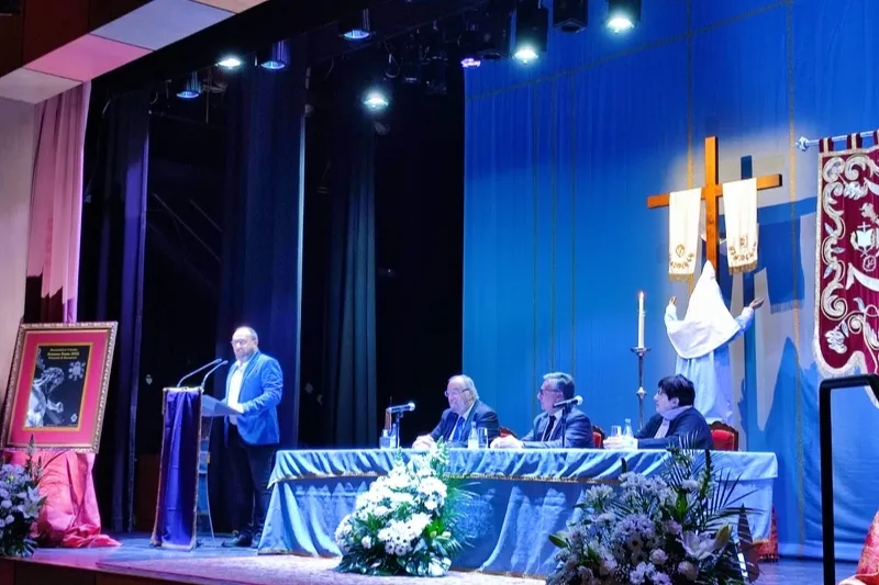 Foto 4 - Andr&eacute;s Allen define el cartel anunciador de la Semana Santa como &ldquo;una bella puerta visual abierta a descubrirla&rdquo;