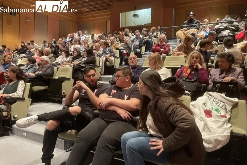 Foto 4 - Ovaciones y cari&ntilde;o dan la bienvenida a una renovada Banda de Cornetas y Tambores de la Hermandad de Cofrad&iacute;as