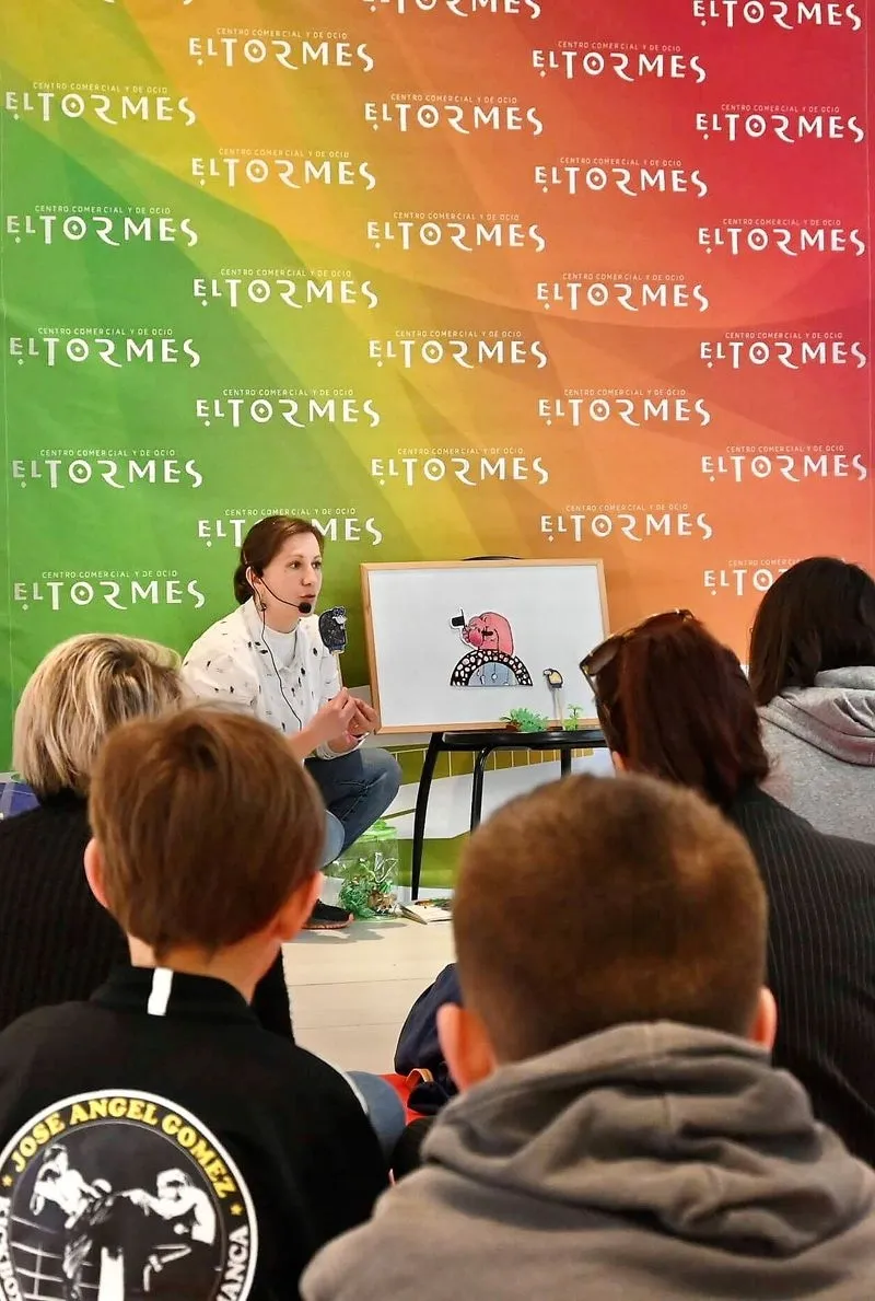 Foto 6 - AIPA aboga por una sociedad m&aacute;s inclusiva con una exposici&oacute;n sobre el autismo en el Centro Comercial El Tormes