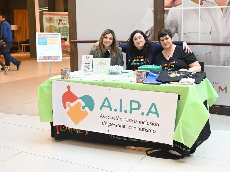 Foto 2 - AIPA aboga por una sociedad m&aacute;s inclusiva con una exposici&oacute;n sobre el autismo en el Centro Comercial El Tormes