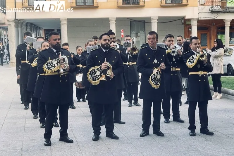 La Banda de Cornetas y Tambores ofrecía un emotivo concierto al Santo Cristo de la Cama 