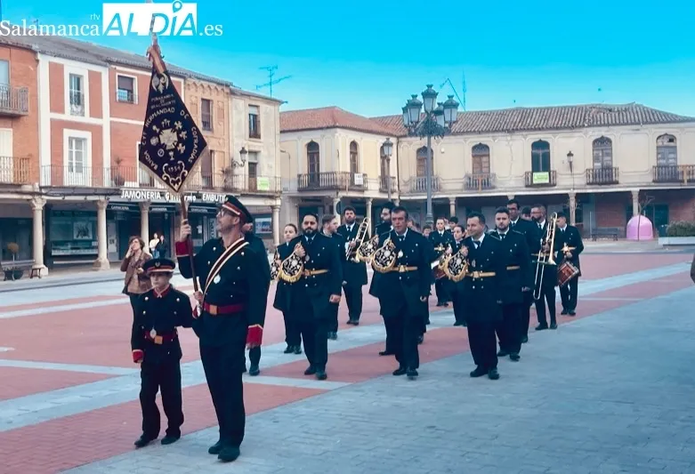 La Banda de Cornetas y Tambores ofrecía un emotivo concierto al Santo Cristo de la Cama 