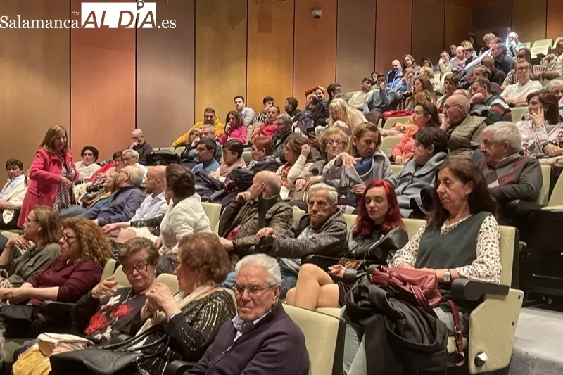 Foto 3 - Ovaciones y cari&ntilde;o dan la bienvenida a una renovada Banda de Cornetas y Tambores de la Hermandad de Cofrad&iacute;as