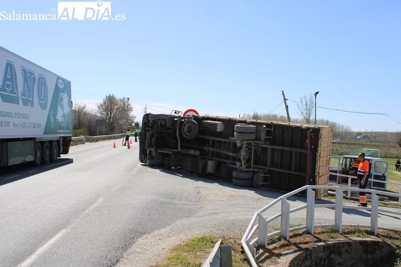 Foto 3 - Un cami&oacute;n del servicio municipal vuelca en la entrada de Alba de Tormes&nbsp;