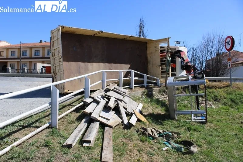 Foto 2 - Un cami&oacute;n del servicio municipal vuelca en la entrada de Alba de Tormes&nbsp;