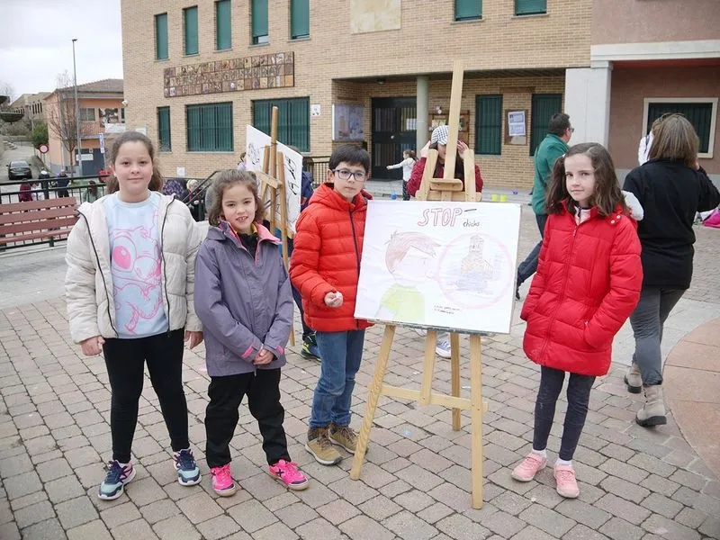 Los niños de Carbajosa conciencian a los vecinos sobre la importancia de no tirar chicles al suelo