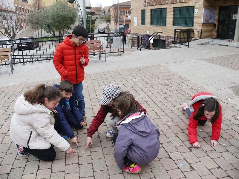 Los niños de Carbajosa conciencian a los vecinos sobre la importancia de no tirar chicles al suelo