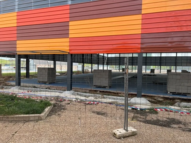 Foto 4 - Se reanudan las obras para cubrir la pista del Complejo Deportivo Exterior de Carbajosa