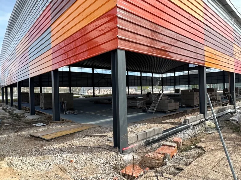 Foto 3 - Se reanudan las obras para cubrir la pista del Complejo Deportivo Exterior de Carbajosa